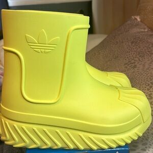 Neon yellow Adifom superstar boot worn once they are cute just really dont wear.